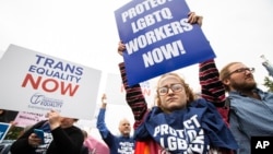 Сторонники ЛГБТ у здания Верховного суда США. Вашингтон. 8 октября 2019 г.