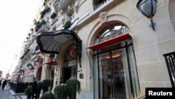 Hotel Plaza-Athenee di Paris, Perancis, 21 Januari 2021. (REUTERS/Philippe Wojazer)