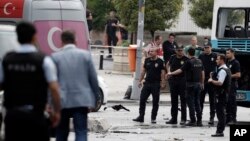 Policías turcos llegaron al lugar de la explosión en Estambul, Turquía, el martes, 7 de junio de 2016.