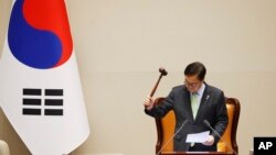 El presidente del Congreso de Corea del Sur, Woo Won-shik, anuncia golpeando el mazo para anunciar que "la votación no puede tener lugar" porque no se alcanzó el quórum durante una sesión plenaria para la destitución del presidente Yoon Suk Yeol, 7 de diciembre de 2024. AP