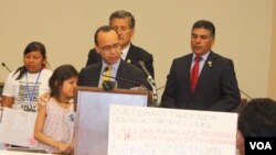 Congresista Luis Gutiérrez aseguró que las lágrimas y el dolor de estos niños no serán en vano porque ellos están construyendo un nuevo futuro. [Foto: Mitzi Macias, VOA].