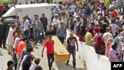 Les gens attendent de recevoir les corps de leurs proches dans la ville tunisienne de Sfax le 4 juin 2018.