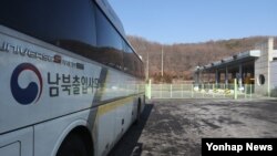 지난 2월 경기도 파주시 경의선 남북출입사무소에서 개성을 오가던 한국측 버스가 출경 게이트 옆에 주차되어 있다. (자료사진)