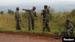 Tentara Republik Demokratik Kongo (DRC) beristirahat di dekat kota Kibumba yang berbatasan dengan Rwanda pasca pecahnya pertempuran di kota wilayah timur Kongo tersebut, Rabu (11/6).