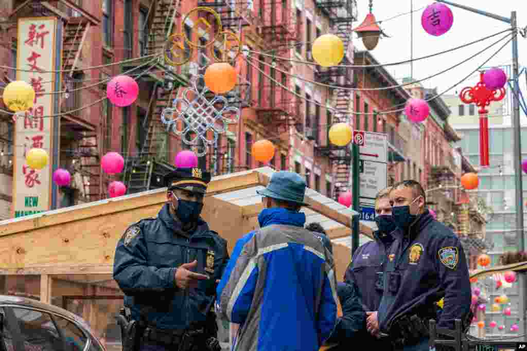 미국 애틀랜타 연쇄총격 사건 이후 뉴욕시 차이나타운에 추가 배치된 경찰관들이 거리를 순찰하며 시민들과 대화하고 있다. 