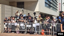 香港法院对香港支联会三位主要成员“煽动颠覆国家政权罪”宣布量刑裁决，法院外大批媒体记者集结。（2026年9月11日）