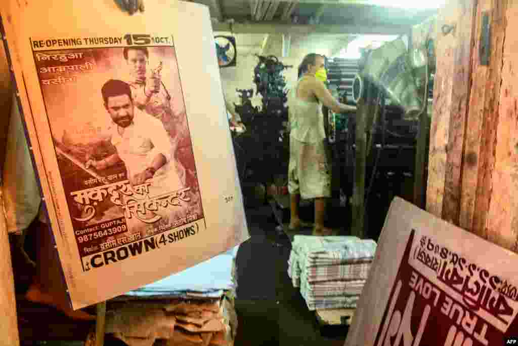 인도 정부가 신종 코로나바이러스 사태로 문을 닫았던 영화관들의 제한적인 영업을 허용한 가운데, 인쇄소에서 영화 홍보용 포스터를 찍고 있다.