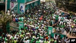  Plusieurs écoliers ont été blessés jeudi lorsqu'une rambarde s'est détachée dans un stade d'une ville du sud de la Sierra Leone où le président et sa femme participaient à une distribution de serviettes hygiéniques gratuites