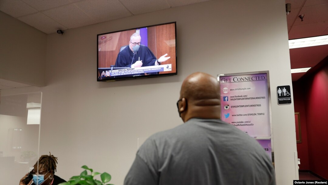 Ken Brown menyaksikan persidangan hari kedua terhadap mantan polisi Derek Chauvin, yang menghadapi tuduhan pembunuhan dalam kasus pembunuhan pria kulit hitam, George Floyd, di Minneapolis, Minnesota, Selasa, 30 Maret 2021. (Foto: Octavio Jones/Reuters)