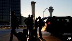 ARCHIVO - Viajeros caminan en el Aeropuerto Internacional O'Hare de Chicago, el 26 de noviembre de 2024.