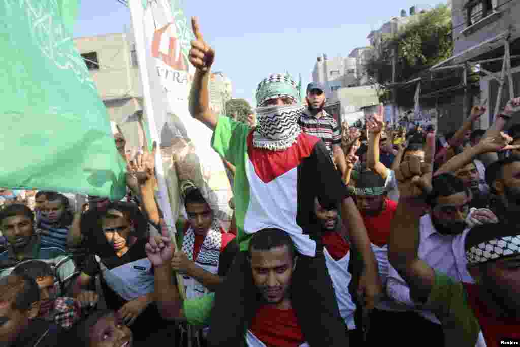 Palestinians chant slogans during a rally in support of the armed Palestinian factions, in Rafah in the southern Gaza Strip, Aug. 17, 2014.