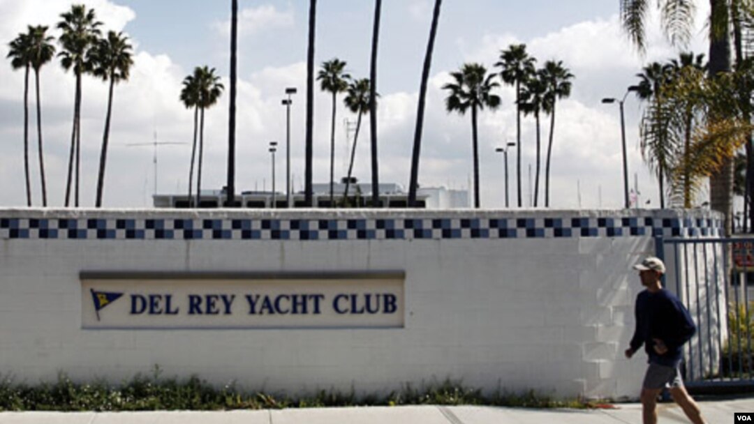 Seorang pria jogging melewati Klub Pesiar Del Rey, California, klub di mana Jean dan Scott Adams menjadi anggota.
