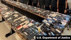 资料图片：在缅甸敏拉班(Min Let Pan)的“顺达园区”查获的用于从事诈骗活动的手机。