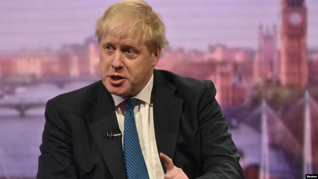 Menteri luar negeri Inggris Boris Johnson memberikan pernyataan pada acara dengan BBC di London, Minggu (15/4). 