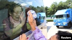 Warga Korea Utara melepas kepulangan saudarinya dari Korea Selatan seusai reuni di Resor Gunung Kumgang, Korea Selatan, 22 Agustus 2018. (Foto: dok).