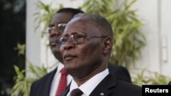 Prezidan pwovizwa peyi d Ayiti a, Jocelerme Privert (gwo plan).