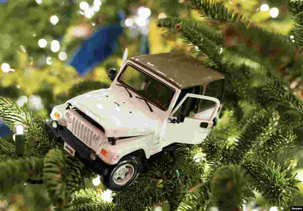 Un Jeep de adorno en un árbol de Navidad en el Salón Este de la Casa Blanca. El árbol de Navidad oficial de la Casa Blanca vino de Shepherdstown, West Virginia, y estaba adornado con adornos hechos a mano por niños.