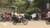 COVID-19: en Ouganda, des boucliers pour les motos taxis