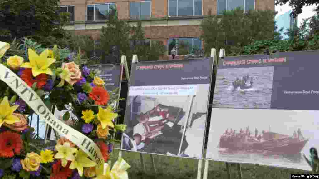 纪念碑现场展示的越南船民逃离越南的看板