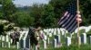 Miembros del Tercer Regimiento de Infantería, The Old Guard, colocan banderas estadounidense en el Cementerio Nacional de Arlington, previo al Memorial Day o Día de los Caídos.