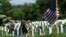Miembros del Tercer Regimiento de Infantería, The Old Guard, colocan banderas estadounidense en el Cementerio Nacional de Arlington, previo al Memorial Day o Día de los Caídos.