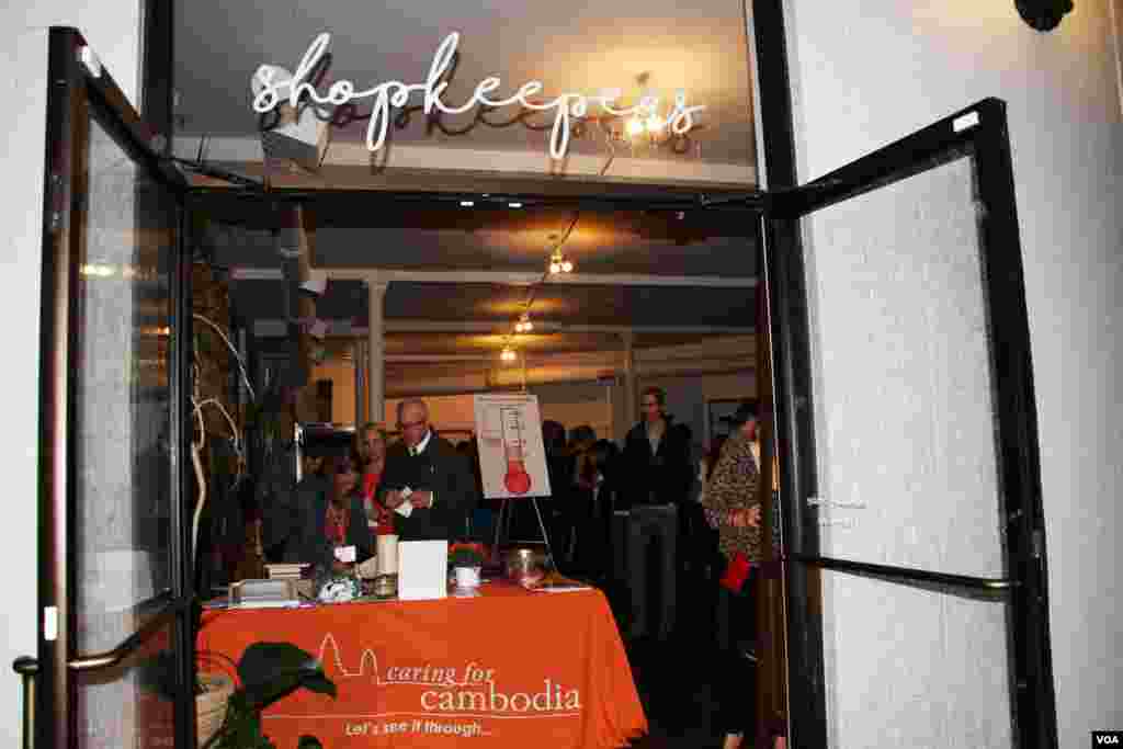 The Shopkeepers Gallery owned by a local Cambodian-American is host to a Washington, DC fundraiser and silent auction organized by Caring for Cambodia, a non-profit to help support 21 impoverished schools in Cambodia&#39;s Siem Reap province, May 4, 2017. (VOA Khmer)