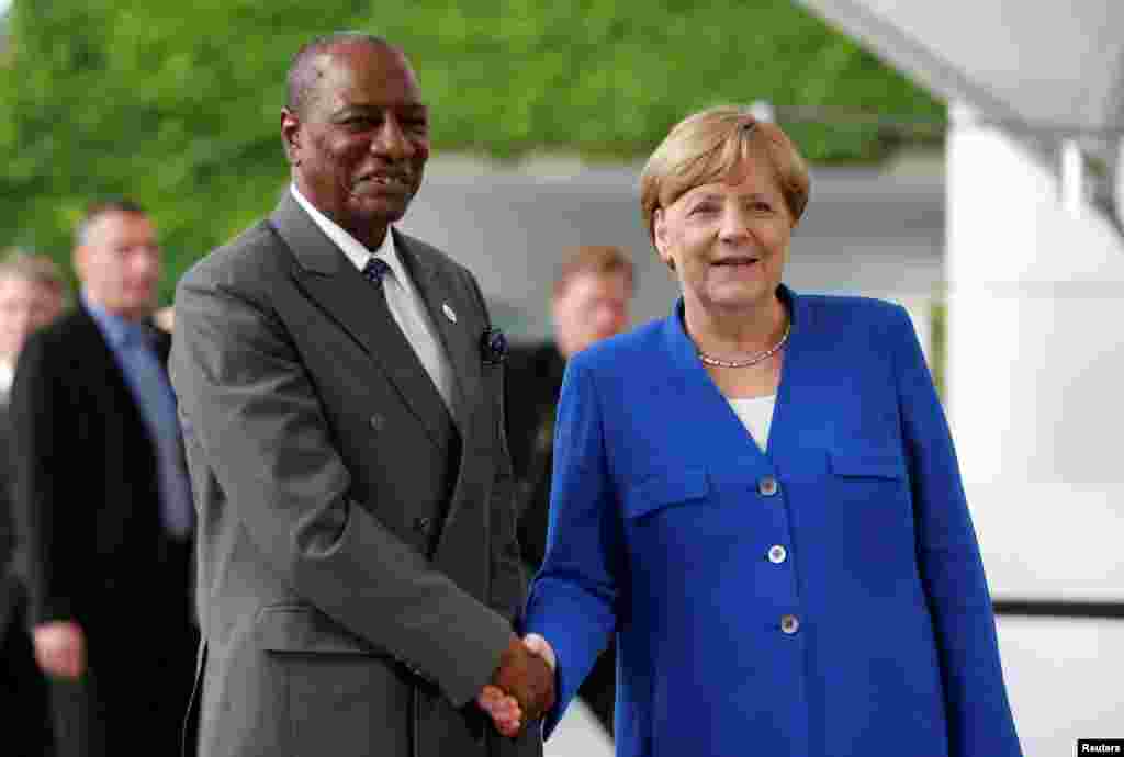 LUNDI. Le président de la Guinée Alpha Condé a rencontré la Chancelière allemande Angela Merkel, à Berlin, lors du G20. La chancelière Angela Merkel, profitant de sa présidence du G20, a lancé, aux côtés de dirigeants africains, un appel à investir en Afrique pour notamment limiter l'émigration vers l'Europe.&nbsp;Lire la suite :&nbsp;A Berlin, le G20 lie investissements en Afrique et frein aux migrations