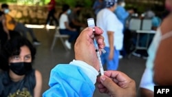 Un trabajador de salud prepara una dosis de la vacuna Pfizer / BioNTech COVID-19 en el Instituto Central Vicente Cáceres en Tegucigalpa, el 13 de septiembre de 2021.