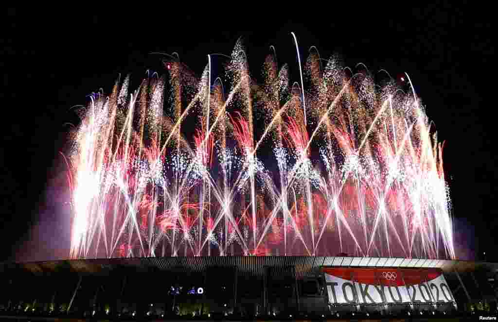 2020 하계 올림픽 개막식이 열리는 도쿄 국립경기장에서 불꽃이 쏟아 오르고 있다. 