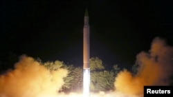 Rudal balistik antar-benua (ICBM) Hwasong-14 saat melakukan uji coba kedua dalam gambar yang dikirimkan oleh KCNA di Pyongyang, 29 Juli 2017. (Foto: dok).