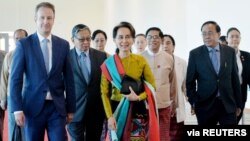 Myanmar's State Counsellor Aung San Suu Kyi departs from Naypyidaw International Airport ahead of her appearance at the International Court of Justice, Dec. 8, 2019.