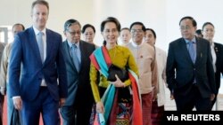 Penasihat Negara Myanmar Aung San Suu Kyi berangkat dari Bandara Udara Naypyidaw untuk menghadiri sidang di Mahkamah Internasional di Den Haag, Belanda, 8 Desember 2019.