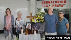 Keluarga Ben Anderson memberikan penghormatan terakhir sebelum jenazah dikremasi. (VOA/Petrus Riski)
