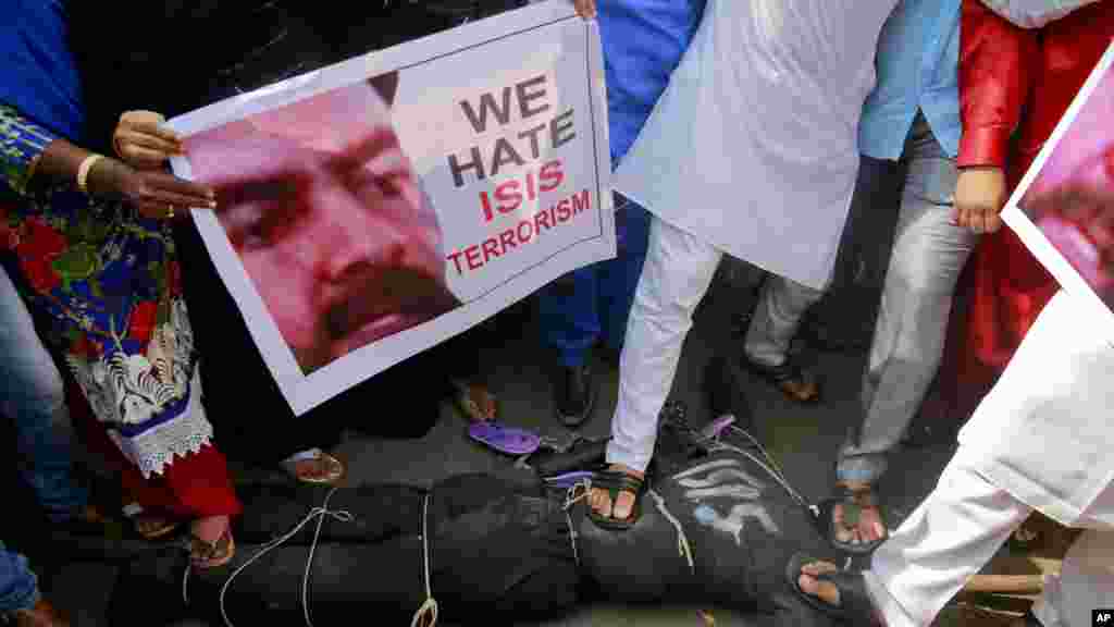 Une manifestation contre l'Etat Islamique en Inde en marge des attaques de vendredi 13 novembre 2015 à Paris