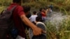 Значителен пораст на нелегални преминувања на границата меѓу САД и Мексико
