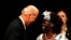 El vicepresidente Joe Biden en un encuentro con Wangari Maathai en 2010.