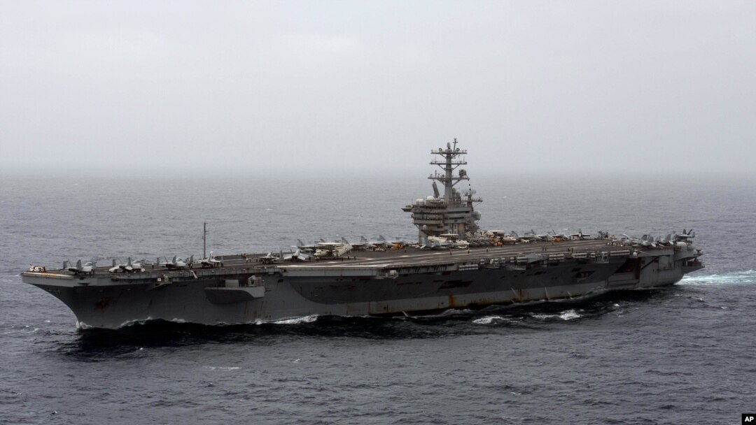 ARHIVA - Američki nosač aviona USS Nimic, tokom prolaska kroz Arapsko more (Foto: AP)