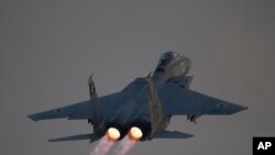 Sebuah pesawat temput F-15 Eagle milik AU israel (foto: dok). Jet-jet Israel menyerang sasaran di sebuah pelabuhan Suriah hari Minggu 14/7. 