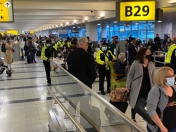 America is on the move — domestic travel is picking up at New York’s JFK airport. (Jamie Dettmer/VOA)