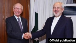 Pejabat Menlu Pakistan, Sartaj Aziz (kiri) dan Menlu Iran Mohammad Javad Zarif dalam pertemuan di Islamabad, Kamis (9/4).