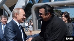 Russia -- Russian President Vladimir Putin (L) talks to U.S. actor Steven Seagal (R), while visiting the oceanarium on Russkiy island outside Vladivostok, Primorsky Krai, September 4, 2015