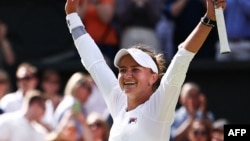 Barbora Krejcikova, da República Checa, comemora a vitória sobre Jasmine Paolini, da Itália, durante o jogo de ténis da final de singulares femininos, no décimo terceiro dia do Campeonato de Wimbledon de 2024, no All England Lawn Tennis and Croquet Club, em Wimbledon, 