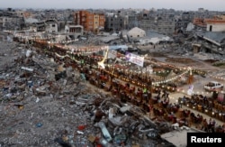 Warga Palestina berbuka puasa dengan menyantap hidangan iftar selama bulan suci Ramadan. (Foto: Reuters)