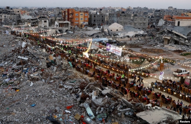 Warga Palestina berbuka puasa dengan menyantap hidangan iftar selama bulan suci Ramadan. (Foto: Reuters)