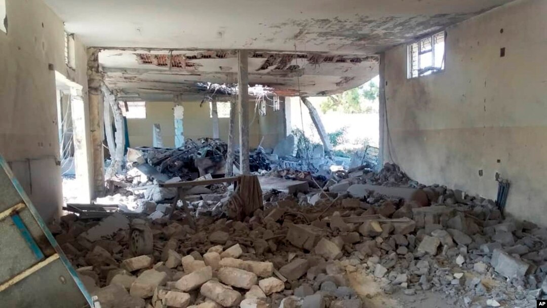 Esta imagen tomada en un teléfono celular el miércoles, 3 de julio, de 2019, muestra el daño adentro del centro de detención de migrantes en Trípoli, Libia, después de un ataque aéreo, donde murieron 40 personas.