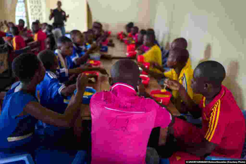 Crianças -soldados desmobilisadas das fileiras do soba Kamuina Nsapu, tomam o pequeno-almoço num centro apoiado pelo UNICEF.