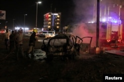 آتش‌نشان‌ها در حال خاموش کردن آتش خودروی صابر الحیدری - ۲۵ خرداد ۱۴۰۱