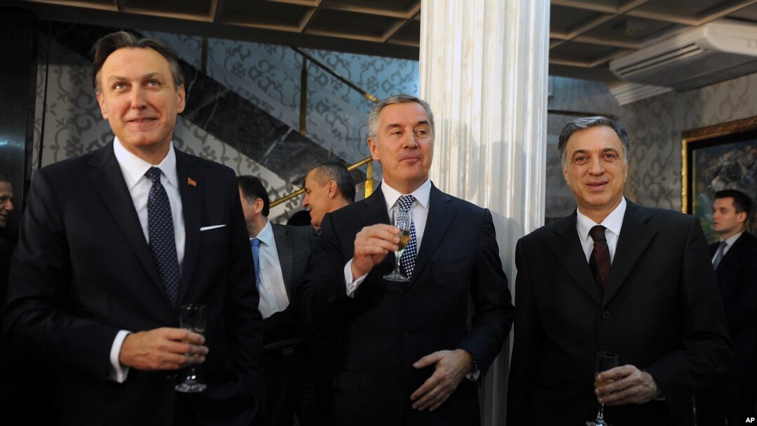 Predsednik crnogorskog parlamenta Ranko Krivokapić, premijer Milo Đukanović i predsjednik Filip Vujanović na prijemu povodom upućivanja pozivnice Crnoj Gori da se pridruži NATO-u