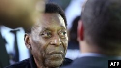 La légende du football brésilien Pelé assiste à un match de football amical au Dubai Opera Gardens à Dubai le 15 avril 2018.