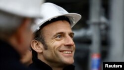El presidente francés Emmanuel Macron, con un casco de trabajo, visita el sitio de restauración en la Catedral de Notre-Dame de París, que resultó dañada en un devastador incendio hace cuatro años, en París, Francia, el 14 de abril de 2023.